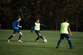 Match entre jeunes joueurs sur le terrain